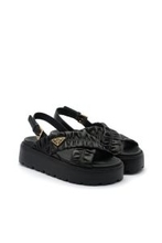 プラダ、日本限定サンダルを発売──スポーティーな要素を再構成したエレガンス