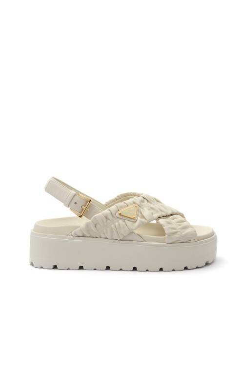 プラダ、日本限定サンダルを発売──スポーティーな要素を再構成したエレガンス