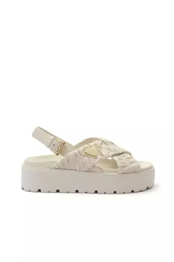 「プラダ、日本限定サンダルを発売──スポーティーな要素を再構成したエレガンス」の画像