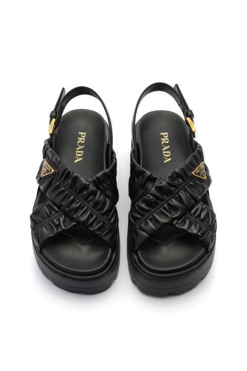 プラダ、日本限定サンダルを発売──スポーティーな要素を再構成したエレガンス