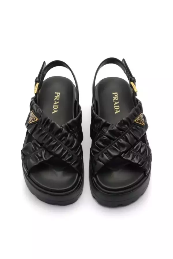 「プラダ、日本限定サンダルを発売──スポーティーな要素を再構成したエレガンス」の画像