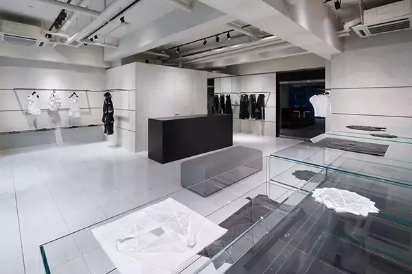 「132 5. ISSEY MIYAKEが新旗艦店「132 5. ISSEY MIYAKE / AOYAMA」をオープン──平面から立体へ、「一枚の布」の思想を体験する場所」の画像