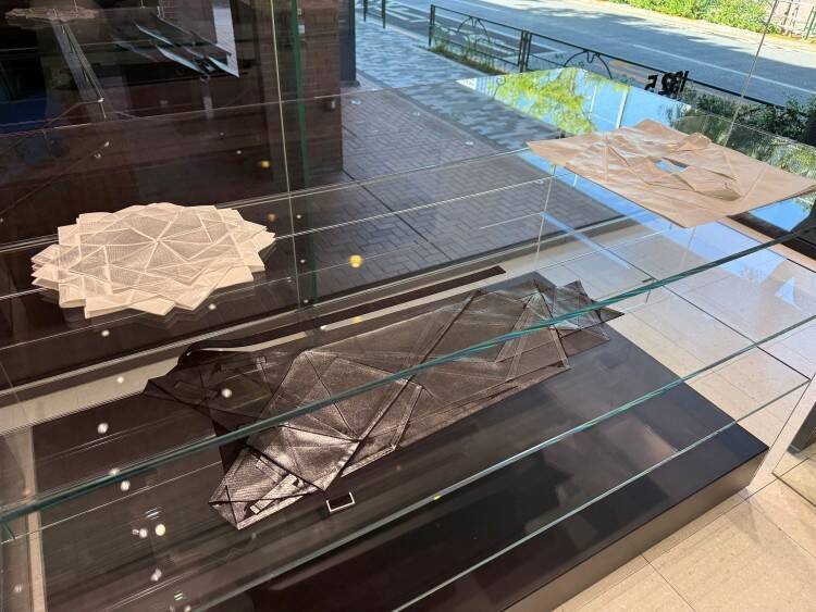 132 5. ISSEY MIYAKEが新旗艦店「132 5. ISSEY MIYAKE / AOYAMA」をオープン──平面から立体へ、「一枚の布」の思想を体験する場所