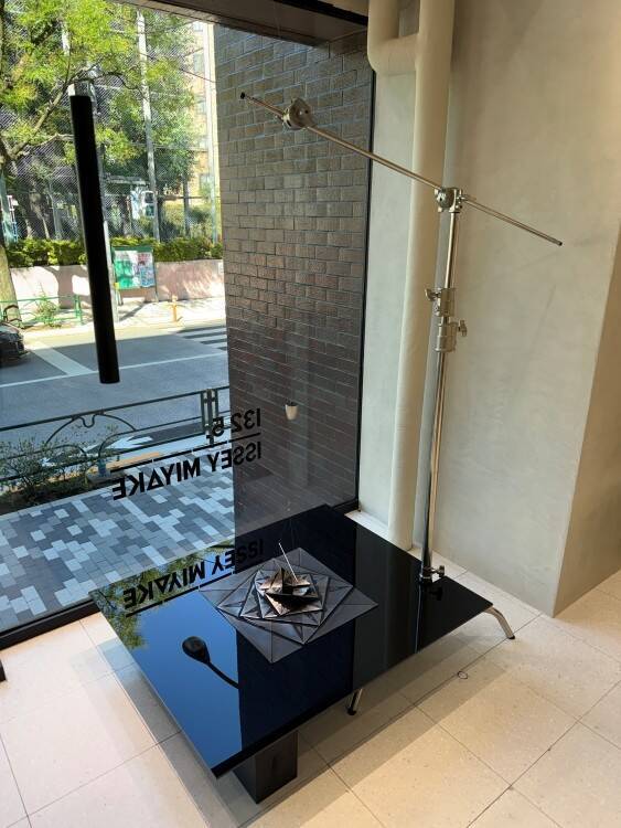 132 5. ISSEY MIYAKEが新旗艦店「132 5. ISSEY MIYAKE / AOYAMA」をオープン──平面から立体へ、「一枚の布」の思想を体験する場所