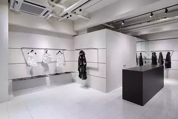 「132 5. ISSEY MIYAKEが新旗艦店「132 5. ISSEY MIYAKE / AOYAMA」をオープン──平面から立体へ、「一枚の布」の思想を体験する場所」の画像