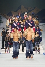 DSQUARED2 2026-27年秋冬コレクション 境界を越え、水の上を駆ける──カナダの記憶と未来思考が交差する新章