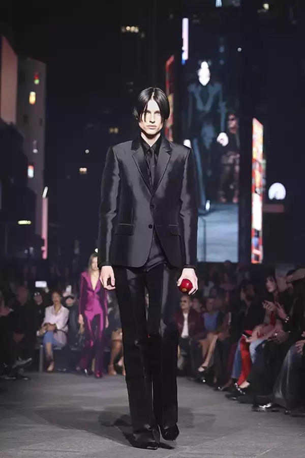 「グッチは“コア”へ帰還する──タイムズスクエアで提示された「GucciCore」という都市のワードローブ」の画像