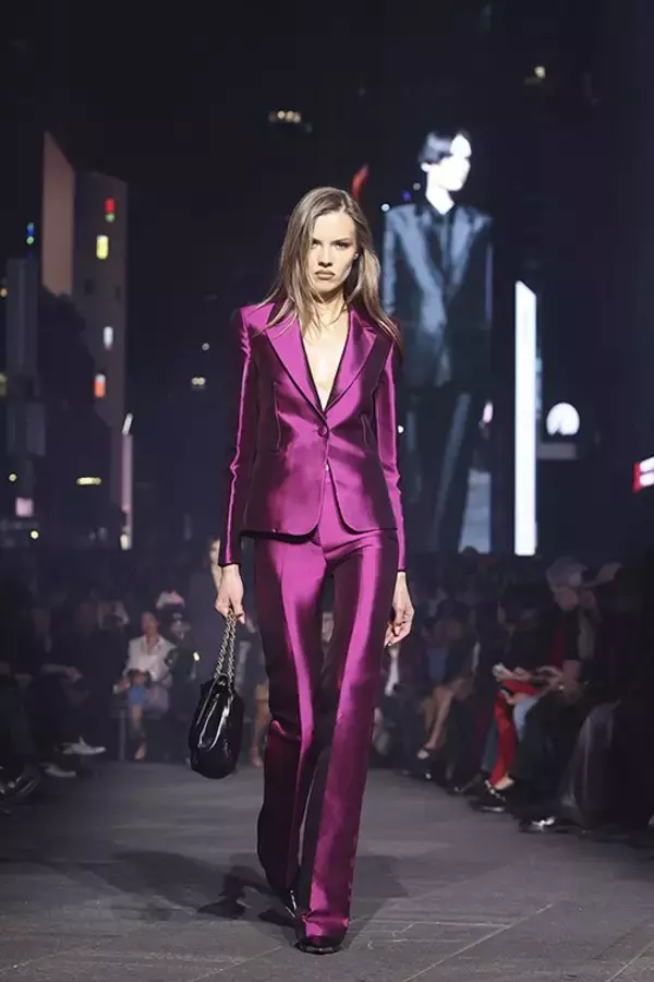「グッチは“コア”へ帰還する──タイムズスクエアで提示された「GucciCore」という都市のワードローブ」の画像