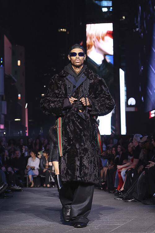 グッチは“コア”へ帰還する──タイムズスクエアで提示された「GucciCore」という都市のワードローブ