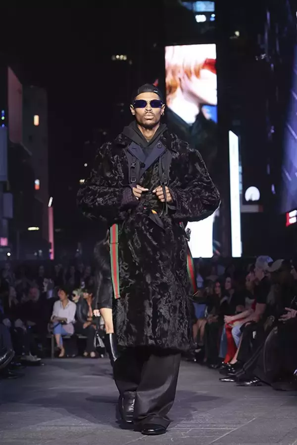 「グッチは“コア”へ帰還する──タイムズスクエアで提示された「GucciCore」という都市のワードローブ」の画像