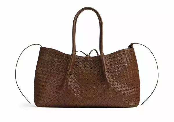 「ボッテガ・ヴェネタがイントレチャート誕生50周年を記念したポップアップを伊勢丹新宿店で開催」の画像