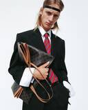 「セリーヌ、スプリング 2026 新作バッグ「FLAT SHOPPER」を発売 ── スリムな佇まいで日常に溶け込む新たなトリオンフ」の画像1