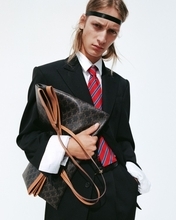 セリーヌ、スプリング 2026 新作バッグ「FLAT SHOPPER」を発売 ── スリムな佇まいで日常に溶け込む新たなトリオンフ