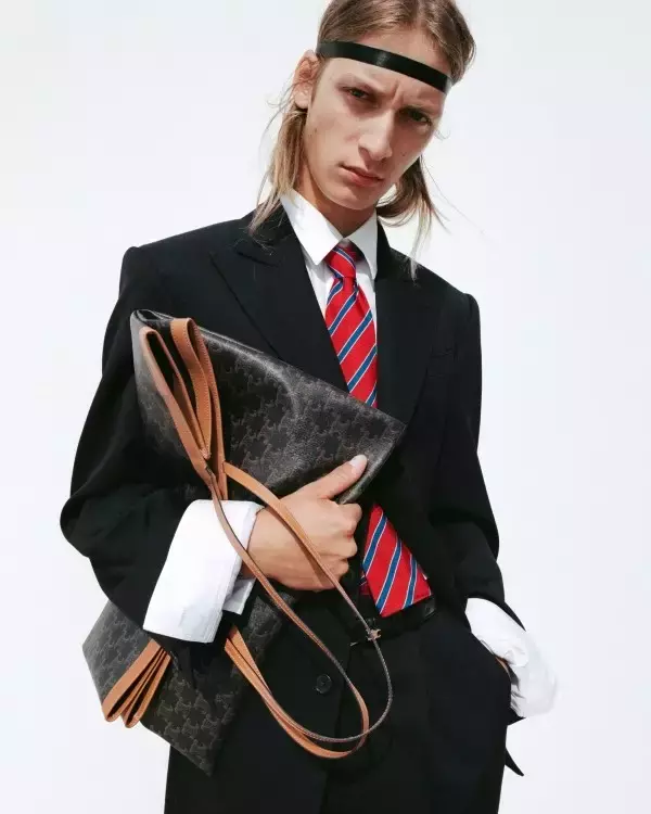 セリーヌ、スプリング 2026 新作バッグ「FLAT SHOPPER」を発売 ── スリムな佇まいで日常に溶け込む新たなトリオンフ