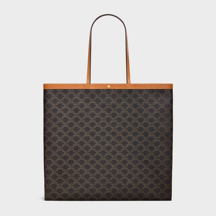 セリーヌ、スプリング 2026 新作バッグ「FLAT SHOPPER」を発売 ── スリムな佇まいで日常に溶け込む新たなトリオンフ