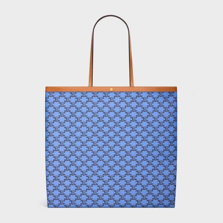 セリーヌ、スプリング 2026 新作バッグ「FLAT SHOPPER」を発売 ── スリムな佇まいで日常に溶け込む新たなトリオンフ