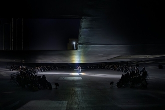 建築と衣服が交差する夜──「Sein」1stコレクション、KAIT広場で立ち現れた“暗闇の気配”