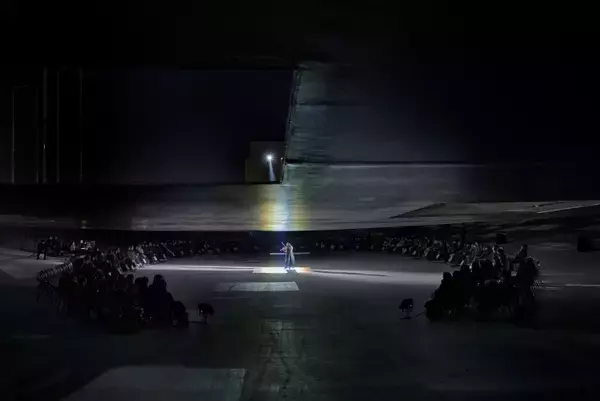 建築と衣服が交差する夜──「Sein」1stコレクション、KAIT広場で立ち現れた“暗闇の気配”