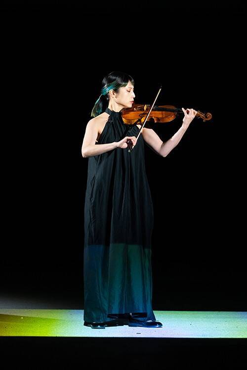 建築と衣服が交差する夜──「Sein」1stコレクション、KAIT広場で立ち現れた“暗闇の気配”