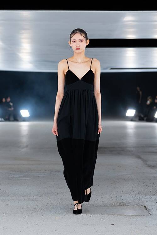 建築と衣服が交差する夜──「Sein」1stコレクション、KAIT広場で立ち現れた“暗闇の気配”