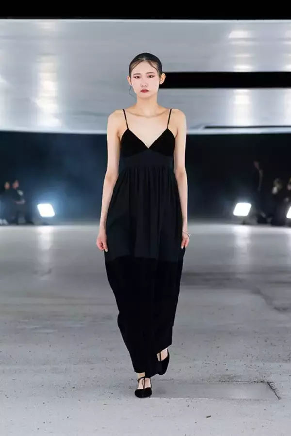 「建築と衣服が交差する夜──「Sein」1stコレクション、KAIT広場で立ち現れた“暗闇の気配”」の画像