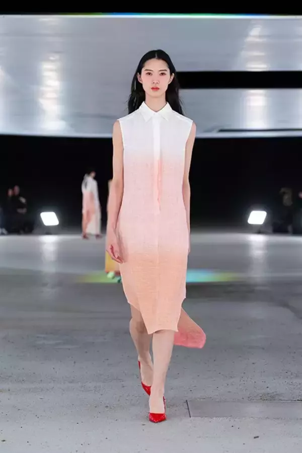 「建築と衣服が交差する夜──「Sein」1stコレクション、KAIT広場で立ち現れた“暗闇の気配”」の画像