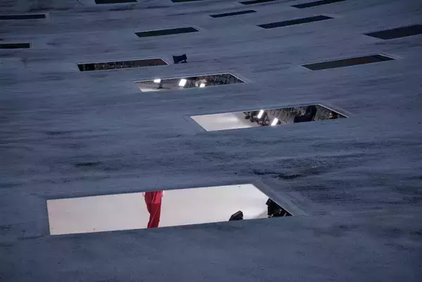 「建築と衣服が交差する夜──「Sein」1stコレクション、KAIT広場で立ち現れた“暗闇の気配”」の画像