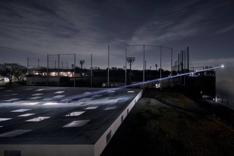 建築と衣服が交差する夜──「Sein」1stコレクション、KAIT広場で立ち現れた“暗闇の気配”