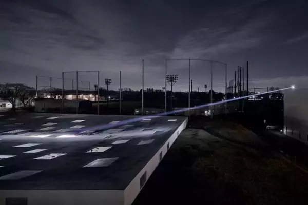 「建築と衣服が交差する夜──「Sein」1stコレクション、KAIT広場で立ち現れた“暗闇の気配”」の画像