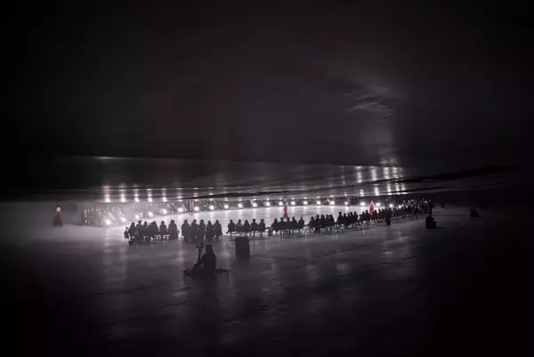 「建築と衣服が交差する夜──「Sein」1stコレクション、KAIT広場で立ち現れた“暗闇の気配”」の画像