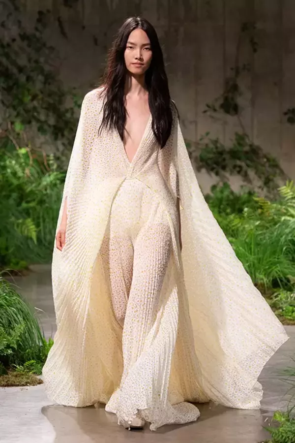 「【ルック】グッチがサバト・デ・サルノによる2025年クルーズ コレクションをロンドンで発表」の画像