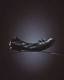 「Yohji Yamamoto × Repetto──バレエシューズ「Bolchoï」を再構築、モカシンとローファーの境界へ」の画像1