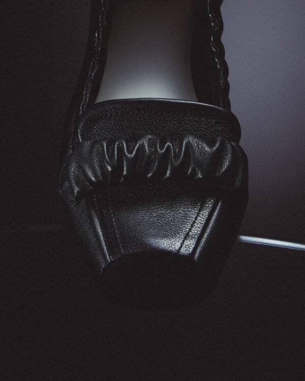 Yohji Yamamoto × Repetto──バレエシューズ「Bolchoï」を再構築、モカシンとローファーの境界へ