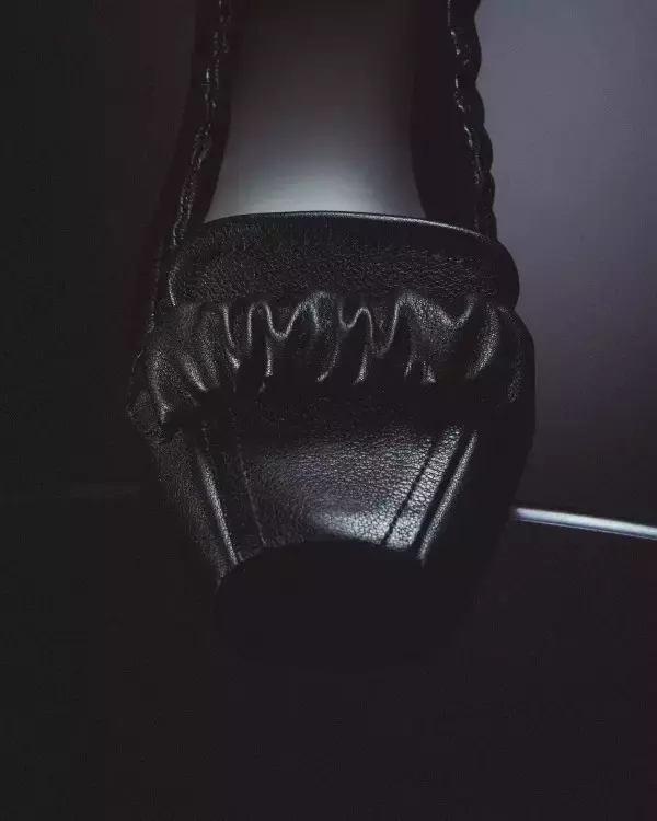 「Yohji Yamamoto × Repetto──バレエシューズ「Bolchoï」を再構築、モカシンとローファーの境界へ」の画像