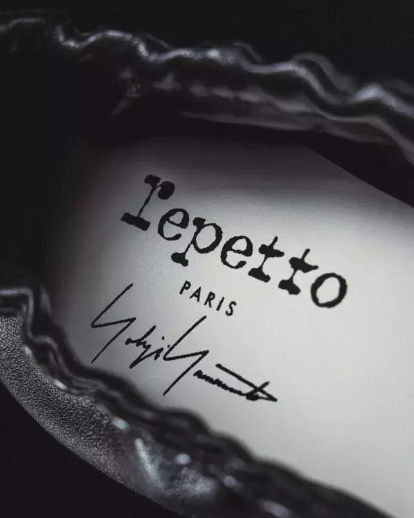 「Yohji Yamamoto × Repetto──バレエシューズ「Bolchoï」を再構築、モカシンとローファーの境界へ」の画像