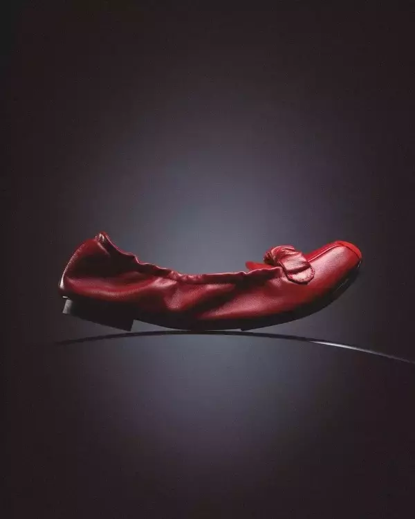 「Yohji Yamamoto × Repetto──バレエシューズ「Bolchoï」を再構築、モカシンとローファーの境界へ」の画像