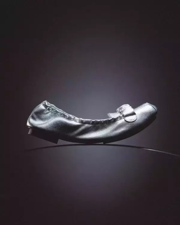 「Yohji Yamamoto × Repetto──バレエシューズ「Bolchoï」を再構築、モカシンとローファーの境界へ」の画像