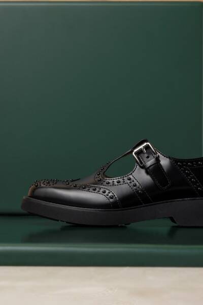 チャーチが伊勢丹新宿店でポップアップを開催。英国クラシックに“ブラックスタッズの光”が差し込む「City Lights」コレクション