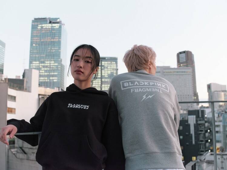 BLACKPINK、日本公演を記念したfragmentとのスペシャルコレクションを発表 —— 音楽とストリートが交差する特別なアパレルライン