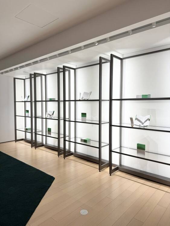 ボッテガ・ヴェネタが森岡書店とコラボし、詩集『珈琲夜船』に焦点を当てた展示を銀座フラッグシップで開催