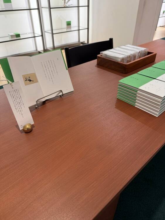 ボッテガ・ヴェネタが森岡書店とコラボし、詩集『珈琲夜船』に焦点を当てた展示を銀座フラッグシップで開催