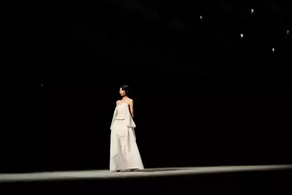 ISSEY MIYAKE、2026/27年秋冬コレクション「Creating, Allowing」──「つくる」と「つくらない」のあいだに立ち現れる衣服のかたち