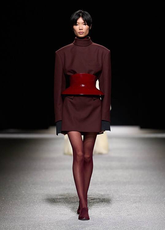 ISSEY MIYAKE、2026/27年秋冬コレクション「Creating, Allowing」──「つくる」と「つくらない」のあいだに立ち現れる衣服のかたち