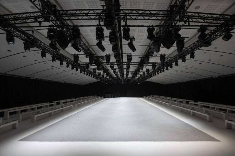 ISSEY MIYAKE、2026/27年秋冬コレクション「Creating, Allowing」──「つくる」と「つくらない」のあいだに立ち現れる衣服のかたち