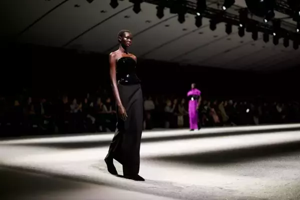 「ISSEY MIYAKE、2026/27年秋冬コレクション「Creating, Allowing」──「つくる」と「つくらない」のあいだに立ち現れる衣服のかたち」の画像