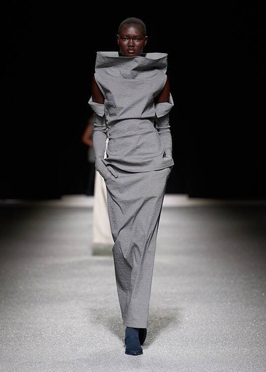 ISSEY MIYAKE、2026/27年秋冬コレクション「Creating, Allowing」──「つくる」と「つくらない」のあいだに立ち現れる衣服のかたち