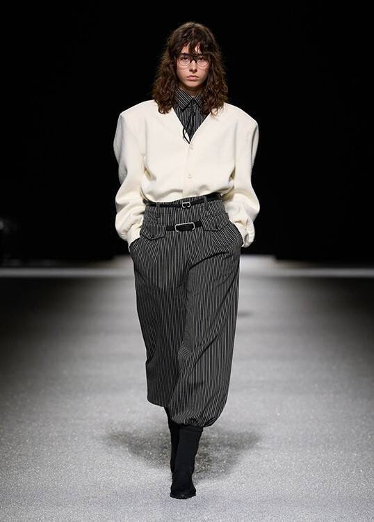 ISSEY MIYAKE、2026/27年秋冬コレクション「Creating, Allowing」──「つくる」と「つくらない」のあいだに立ち現れる衣服のかたち