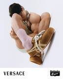 「オニツカタイガー × ヴェルサーチェ──スポーツとラグジュアリーが交差するコラボレーションシューズが発売」の画像1