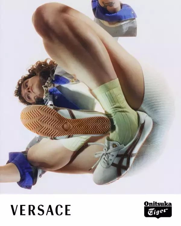 「オニツカタイガー × ヴェルサーチェ──スポーツとラグジュアリーが交差するコラボレーションシューズが発売」の画像