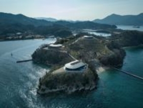 ビャルケ・インゲルス率いるBIG、日本初建築「NOT A HOTEL SETOUCHI」開業──瀬戸内の風景と接続する体験